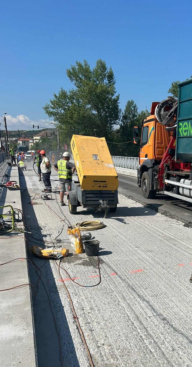 Lucrările la poduri continuă. Se recomandă utilizarea rutelor ocolitoare.